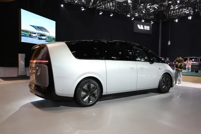 2023 Lixiang Mega MPV EV Araç Saf Elektrik 544hp 4wd 200 mil Ön Tekerlek Sürüşü 1